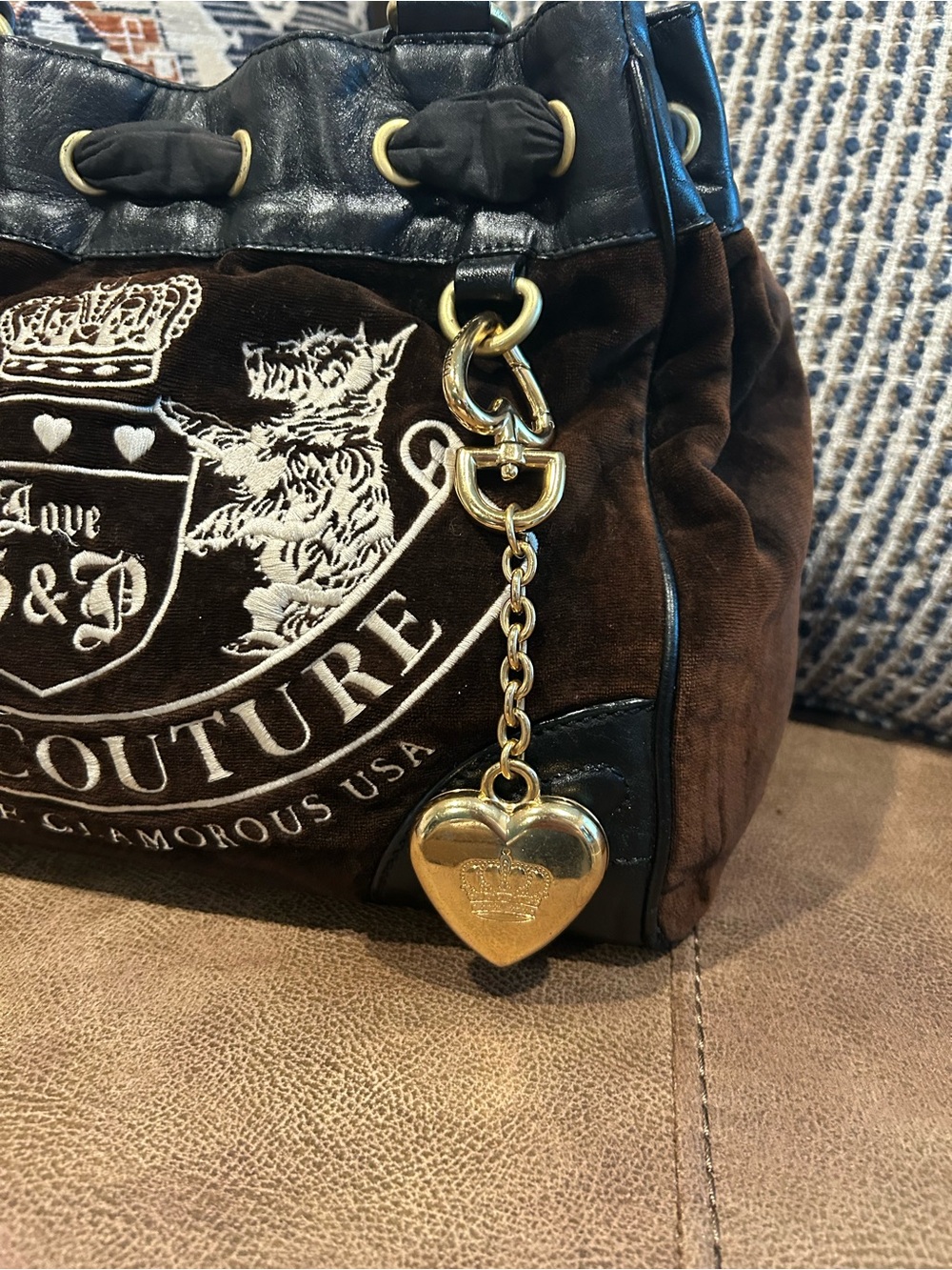Juicy Couture Y2K Brown Velvet Shoulder Bag with Gold Heart Charm - Picture 5 of 12